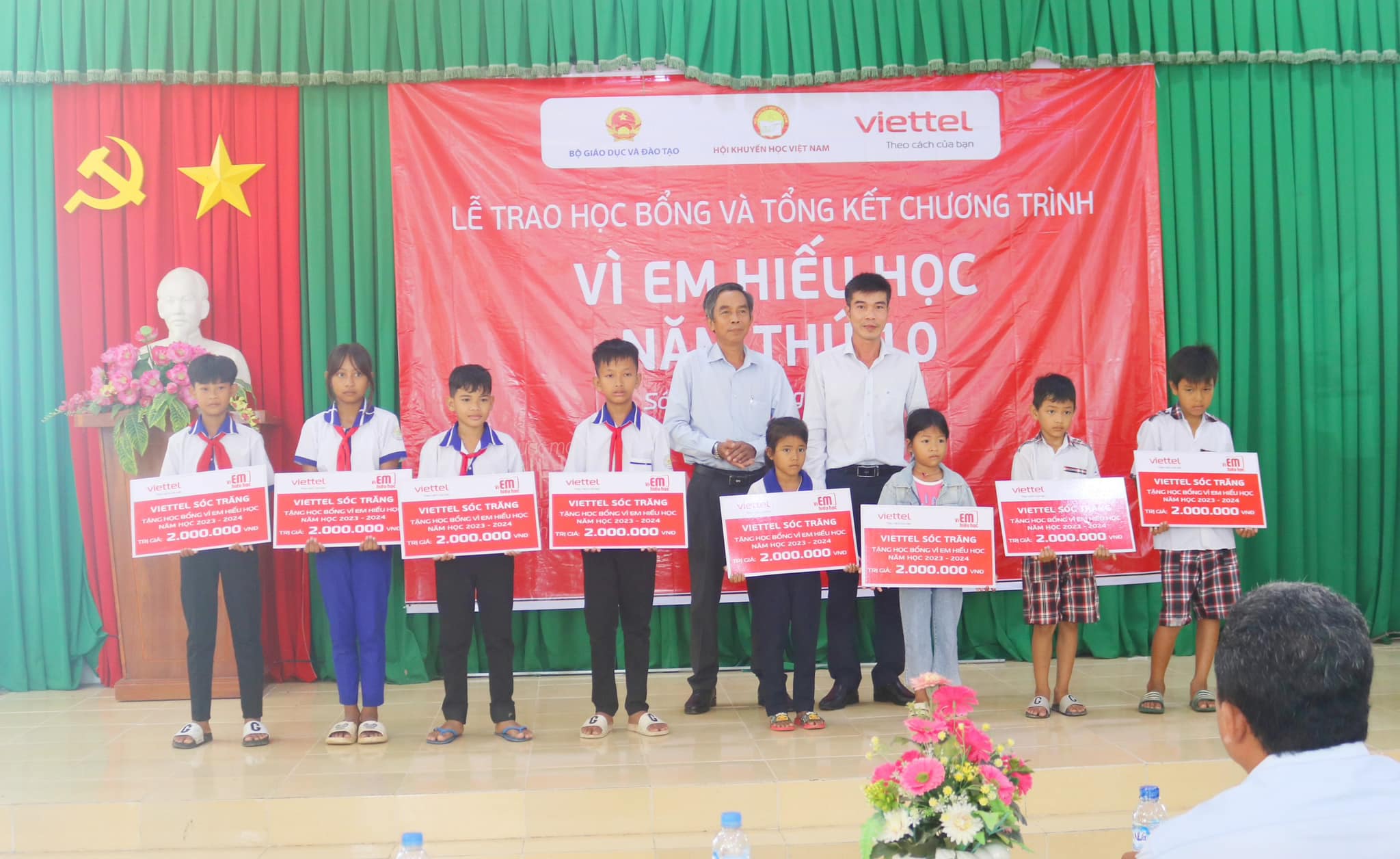 LỄ TRAO HỌC BỔNG VÌ EM HIẾU HỌC TẠI XÃ PHÚ MỸ